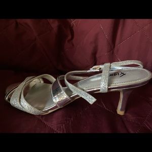 Worn once , little scuffings in the inside. size 7.5 womens